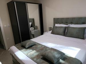 Digital Nomads Apartments في بار: غرفة نوم بسرير كبير مع لوح أمامي كبير