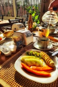 un tavolo con un piatto di verdure su un tavolo di Pousada Delta Village a Tutóia