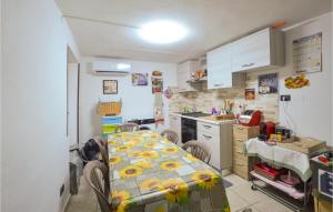 una cocina con una mesa con girasoles. en Pet Friendly Home In San Cristoforo With Wifi, en San Cristoforo