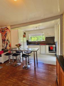 Kuchyň nebo kuchyňský kout v ubytování Maison proche lacs et océans