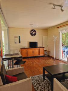 TV a/nebo společenská místnost v ubytování Maison proche lacs et océans