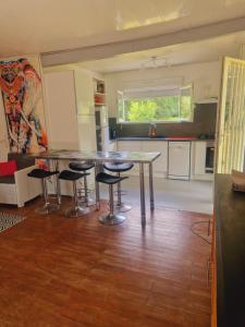 Kuchyň nebo kuchyňský kout v ubytování Maison proche lacs et océans