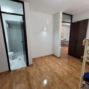 an empty room with a shower and a glass door at Apartamento viaje de estudio in Huancayo