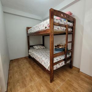 a bedroom with two bunk beds in a room at Apartamento viaje de estudio in Huancayo