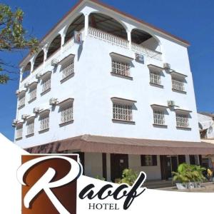 ein großes weißes Gebäude mit Balkonen darauf in der Unterkunft RAOOF HOTEL in Mahajanga