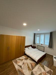 um quarto com uma cama grande e armários de madeira em Luxury 2bed flat with free parking em Bratislava