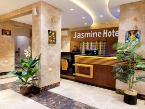 Un vestíbulo de hotel jassimine con un hombre en el mostrador en Jasmine Inn Deluxe Single en Badr