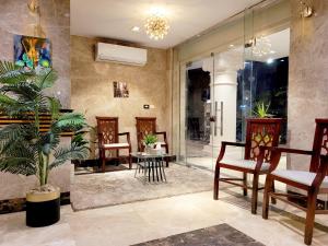 een lobby met stoelen en een potplant bij Jasmine Inn Deluxe Single in Badr