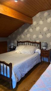 Un dormitorio con una cama grande y una pared con mariposas. en Chambre dans Maison Campagnarde, en Présilly