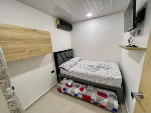 Letto o letti in una camera di HOTEL TORRE DELUXE ¨SANTORINI¨