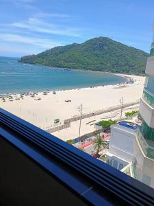 - Vistas a la playa desde un edificio en Apartamento Av. Atlântica, com vista mar., en Balneário Camboriú