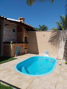 a swimming pool in the middle of a patio at Casa em Unamar, Cabo Frio - com piscina privativa in Cabo Frio