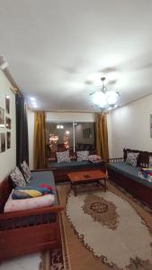 sala de estar con sofá y mesa en Maison d'hôtes Dar Ranim Tozeur, en Tozeur
