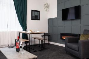 Una sala de estar con una mesa y una chimenea. en Luke Stays - North View Bearpark, en Bearpark 27 fotos más