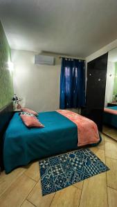 1 dormitorio con cama con sábanas azules y ventana en La Palma apartment, en Vigevano