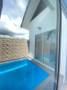 ein Schwimmbad in der Mitte eines Hauses in der Unterkunft Homestay Sekinchan with Private Pool in Sekinchan