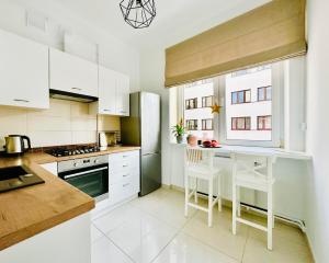 Dapur atau dapur kecil di Baja Apartment Warsaw