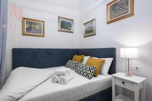 - une chambre avec un lit doté d'un ours en peluche dans l'établissement Ω Omega, Nilie Hospitality MGMT, à Thessalonique