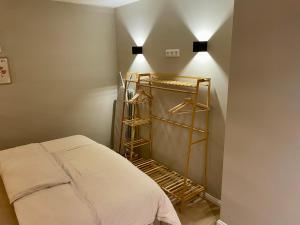 sypialnia z łóżkiem i oświetleniem na ścianie w obiekcie Neue Hafenliebe w mieście Neustadt in Holstein