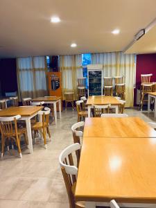 une salle à manger avec des tables et des chaises en bois dans l'établissement Gran Hotel de los Acantilados, à Mar del Plata