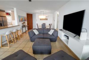 TV a/nebo společenská místnost v ubytování Luxury Apartment with Ocean Views