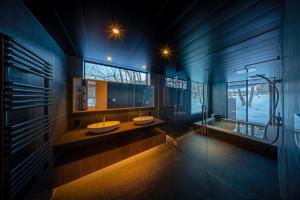 un ampio bagno con due lavandini e una vasca di Villa Lily by Hakuba White Fox Company a Hakuba Altre 29 foto