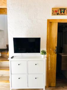 - une commode blanche avec une télévision en haut dans l'établissement Alojamiento Rural El Nido, à Pontón Alto