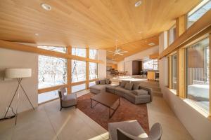 un soggiorno con un divano e un tavolo di Villa Lily by Hakuba White Fox Company a Hakuba