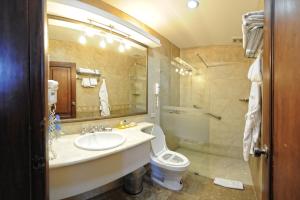 un bagno con lavandino, wc e doccia di Hotel Real Audiencia a Quito