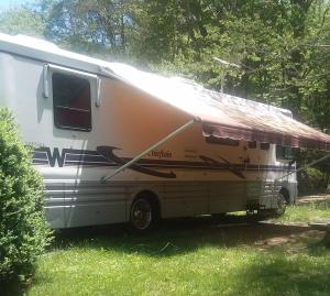 un camper parcheggiato sull'erba con il tetto aperto di Dark Ridge HideOut a Elk Park Altre 4 foto