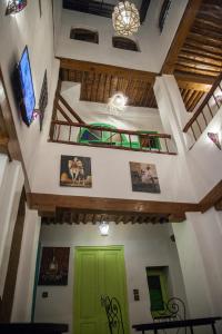 - une vue sur un couloir avec une porte verte dans l'établissement Riad Merzouga, à Fès