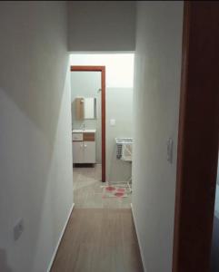 an empty room with a kitchen and a hallway at Chalé Ilhabela in Ilhabela