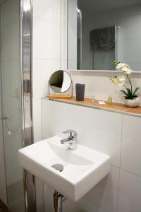 Koupelna v ubytování Hotel Sonnenhof Garni + 36 fotografií