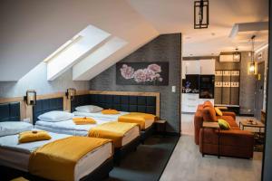 BukowinaApartments in Bukowina的带四张床的客房,设有厨房 更多37张照片
