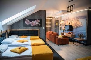 BukowinaApartments in Bukowina的有两张床和一台电视的酒店房间