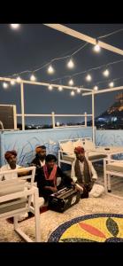 焦特布爾的住宿－Shyam Hostel，一群人坐在船上的甲板上
