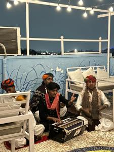 eine Gruppe von Menschen, die auf einem Boot sitzen in der Unterkunft Shyam Hostel in Jodhpur