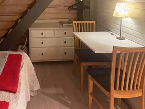een kamer met een tafel en stoelen en een slaapkamer bij Holiday home TRELLEBORG IV in Trelleborg