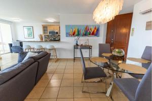 uma sala de estar com um sofá e uma mesa em Luxury Apartment with Ocean Views em Fajardo