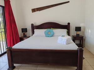 1 dormitorio con 1 cama con 2 toallas en Casa para descanso en las montañas nicoyanas, 
