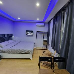 een slaapkamer met een bed en een blauw plafond bij Comfortable and luxurious flat 4 in Istanbul