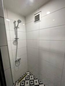 een witte badkamer met een douche en een tegelvloer bij Comfortable and luxurious flat 4 in Istanbul
