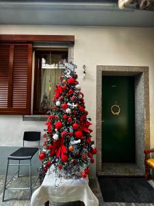 Un albero di Natale seduto davanti a una porta di La Palma apartment a Vigevano