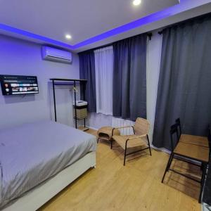 een slaapkamer met een bed, een stoel en een tafel bij Comfortable and luxurious flat 4 in Istanbul