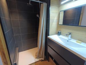 a bathroom with a sink and a shower at studio brides 2 places in Brides-les-Bains