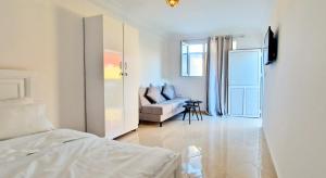 - une chambre avec un lit et un salon avec un canapé dans l'établissement Beach Appartment close to Marina 105 sqm, à Agadir