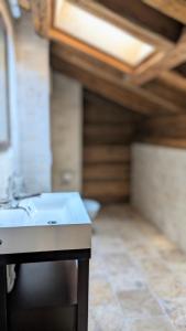 uma casa de banho com um lavatório branco e um tecto em Alpenpanorama Ovronnaz em Ovronnaz