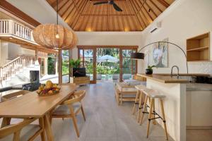 a kitchen and dining room with a table and chairs at Karma Kandara in Uluwatu