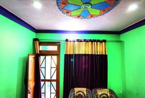 Ukhimath的住宿－Holiday Home Chopta Tungnath，客房拥有绿色的墙壁和带镜子的天花板