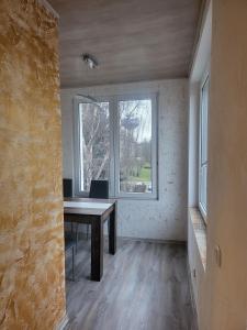 an empty room with a table and a window at Angel in Altenburg
